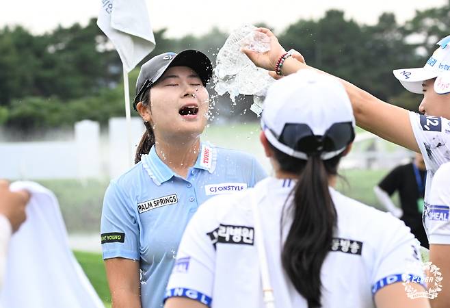 홍정민 메디힐 한국일보 챔피언십 FR  우승 축하 물세례