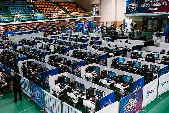 16~17일 제천체육관에서 열린 '제17회 대통령배 아마추어 이스포츠 대회' 전국 결선에서 선수들이 경기를 치르고 있다. 사진제공=한국e스포츠협회