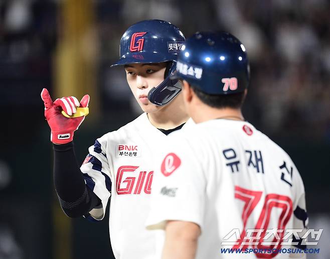17일 부산 사직구장에서 열린 롯데와 삼성의 경기. 7회말 동점 1타점 적시타 날린 롯데 한태양. 부산=송정헌 기자songs@sportschosun.com/2025.08.17/