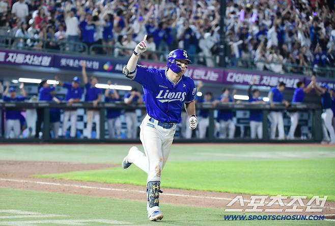 17일 부산 사직구장에서 열린 롯데와 삼성의 경기. 8회초 1사 만루. 삼성 김영웅이 롯데 김원중을 상대로 동점 만루홈런을 날렸다. 부산=송정헌 기자songs@sportschosun.com/2025.08.17/