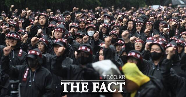 전국삼성전자노동조합 조합원들이 지난해 7월 경기 화성 삼성전자 화성사업장 정문 앞에서 열린 총파업 결의대회에서 구호를 외치고 있다. /더팩트 DB