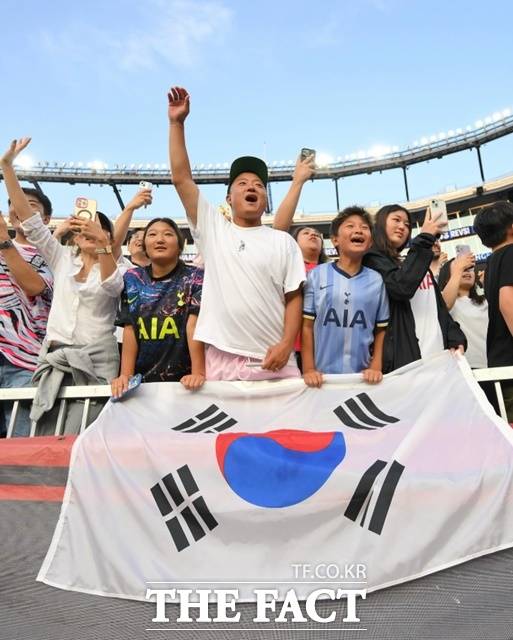 태극기를 펼쳐들고 손흥민을 응원하는 한국인들./LAFC SNS