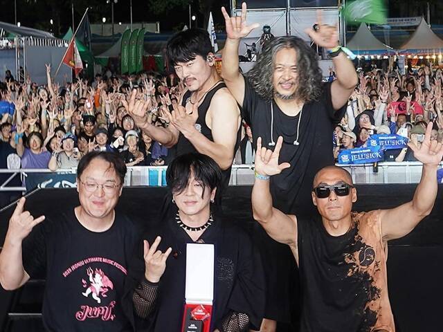 밴드 YB가 16일 전라북도 전주시 전북대학교 대운동장에서 열린 '전주얼티밋뮤직페스티벌'에서 라이브 공연을 펼쳤다. 이날 YB는 공연 후 '전주얼티밋뮤직페스티벌' 조직위원회로부터 감사패를 받았다./전주얼티밋뮤직페스티벌 조직위원회