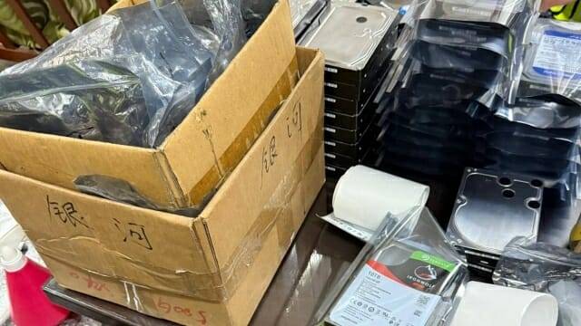 말레이시아 작업장 내 중고 HDD. 일부 제품은 라벨 바꿔치기 도중이었다. (사진=씨게이트)