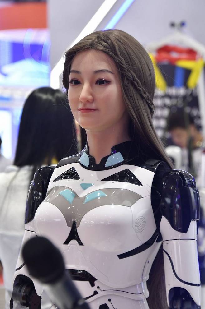 8일(현지시간) 중국 베이징에서 열린 세계로봇컨퍼런스(WRC)에 전시된 여성형 안드로이드 로봇의 모습. 신화연합뉴스