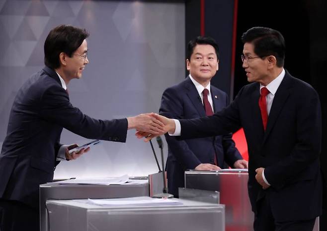 국민의힘 당 대표 선거에 출마한 김문수(오른쪽) 후보와 조경태 후보가 17일 서울 여의도 KBS에서 열린 2차 텔레비전 토론회에서 악수하고 있다. 연합뉴스