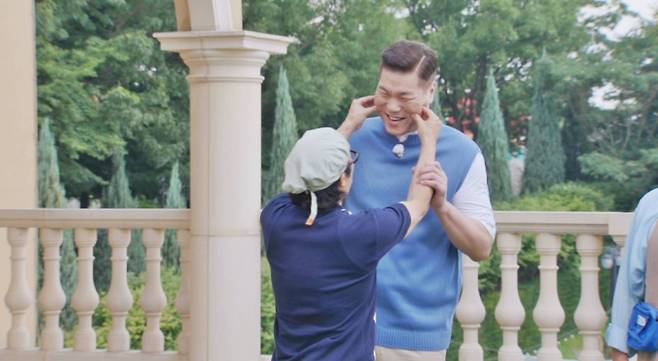 서장훈, 16세 막내아들 변신 '반전 매력'…'런닝맨'서 볼 꼬집힘 당하다!