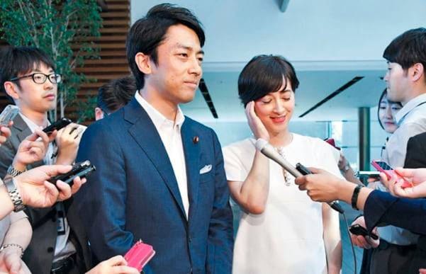 2019년 8월 7일 일본 총리 관저에서 결혼 발표를 하는 고이즈미 신지로 환경상(당시 직책). 그의 신부인 다카기와 크리스텔은 프리랜서 아나운서로 도쿄 올림픽 유치 활동을 하면서 유명해졌다./연합뉴스