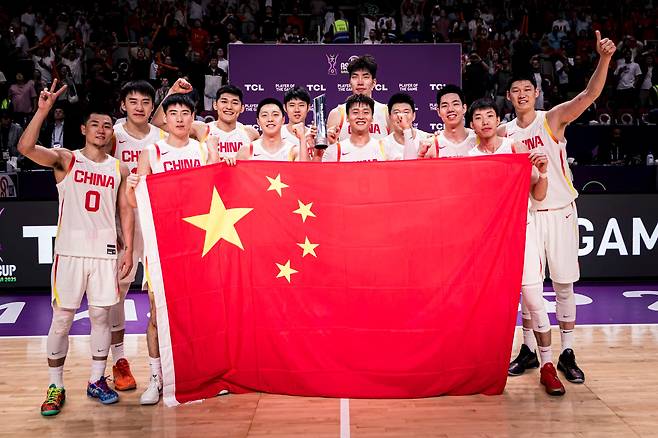 중국은 준결승에서 뉴질랜드를 따돌리고 2015년 대회 우승 이후 10년 만에 결승에 올랐다. /FIBA