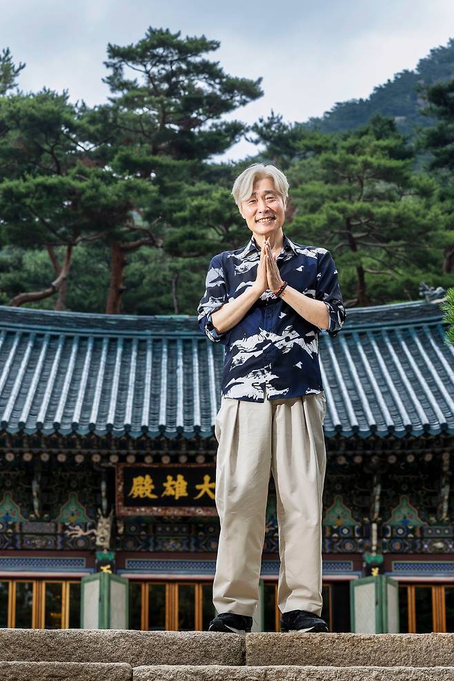 지난달 서울 진관사 대웅전 앞에서 배우 이재용이 합장하며 웃고 있다. “최근 높아진 불교의 인기가 성찰과 수행으로 이어지길 바란다”고 말했다. /양수열 영상미디어 기자