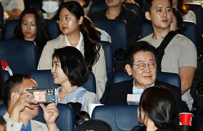 이재명 대통령과 김혜경 여사가 17일 서울 용산CGV '독립군:끝나지 않은 전쟁' 상영관에서 영화 시작을 기다리고 있다./연합뉴스