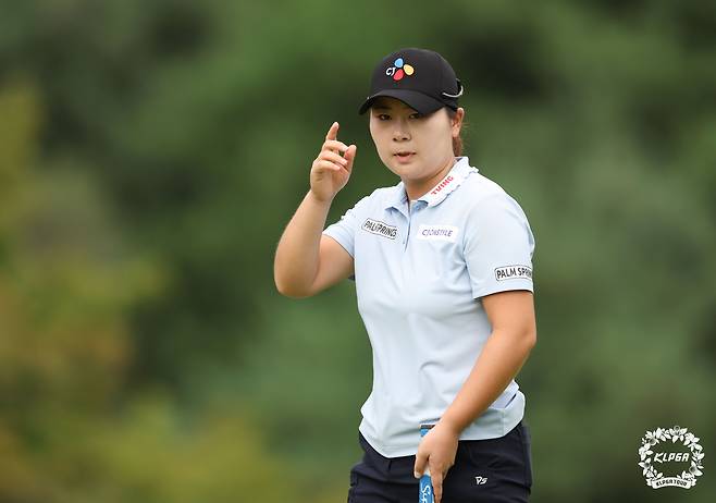 17일 경기 포천 몽베르 컨트리클럽에서 열린 KLPGA 투어 메디힐 한국일보 챔피언십 4라운드에서 4번홀 버디 퍼트를 넣은 홍정민./KLPGA