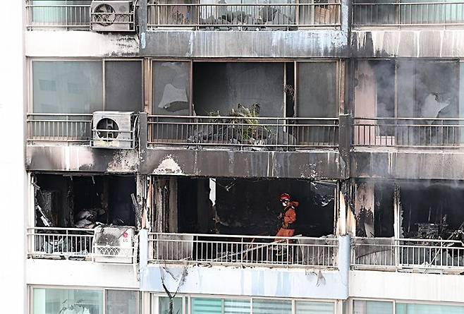 17일 서울 마포구 창전동 한 아파트에서 화재가 발생, 소방대원들이 잔불을 정리하고 있다. ⓒ연합뉴스