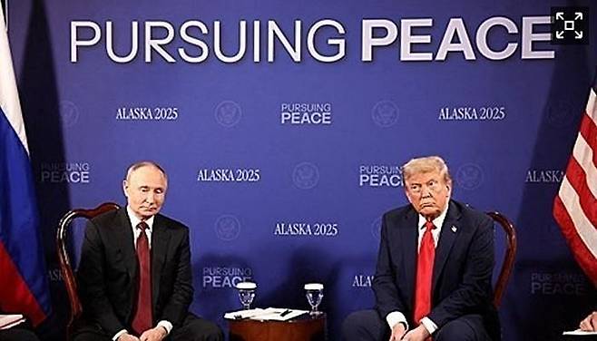 도널드 트럼프(오른쪽) 미국 대통령과 블라디미르 푸틴 러시아 대통령이 지난 15일 미국 알래스카주 앵커리지 엘멘도프-리처드슨 합동기지에서 정상회담을 하기에 앞서 기념촬영을 취하고 있다. ⓒ 로이터/연합뉴스