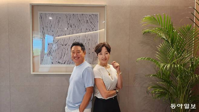 가수로 살면서 이렇게 등 마주 대고 친남매처럼 지낼 줄 알았을까. 잘했다, 만나길. 우리 둘. 수라야! 범룡 오빠!. 유재영 기자 elegant@donga.com