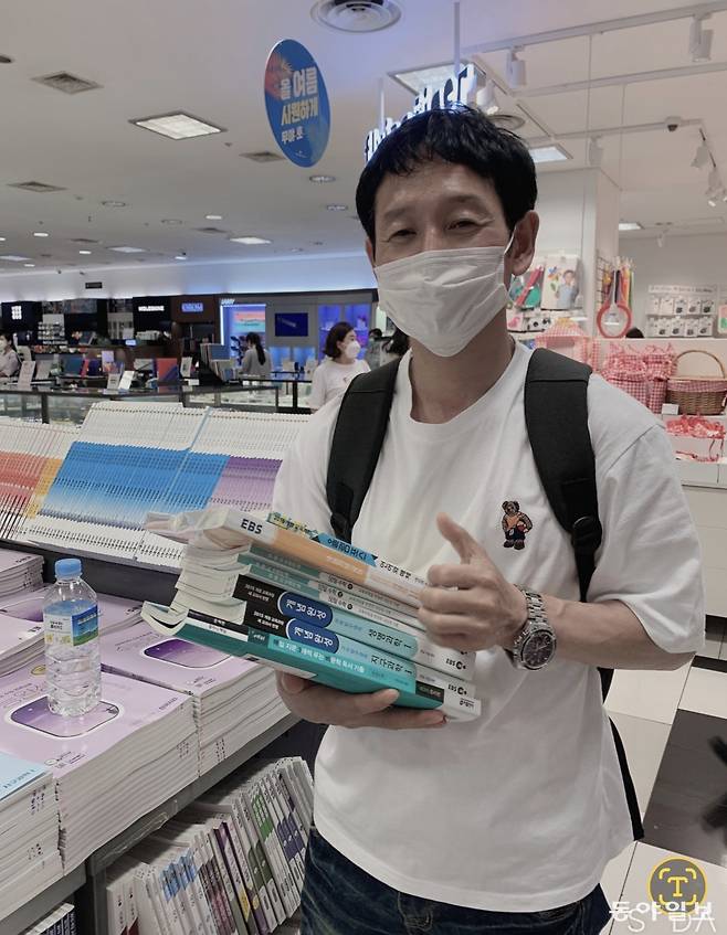 간호사가 된 후에도 공부를 더 하고 싶어 서점에서 대학수학능력시험 참고서를 구입하고 있는 허요셉 씨.