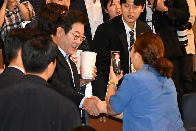 이재명 대통령이 17일 서울 용산구 CGV에서 영화 ‘독립군:끝나지 않은 전쟁’을 관람 하기 위해 상영관에 입장하고 있다. 뉴시스