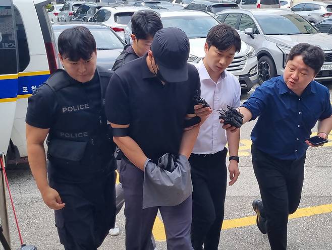 경기 포천시의 한 아파트에 무단 침입해 수천만원의 금품을 훔쳐 달아난 지역농협 직원 A씨가 지난달 30일 오전 구속 전 피의자 심문(영장실질심사)을 받기 위해 법원에 출석하고 있다. 2025.07.30 의정부=뉴시스