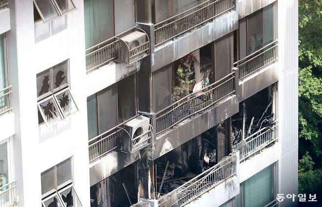 일요일인 17일 오전 서울 마포구 창전동 삼성아파트 14층에 화재가 발생, 모자 관계의 남녀 2명이 숨지고 13명이 부상했다. 이날 오후 소방관들이 피해를 입은 15층 아파트 베란다에서 화재 원인 등을 조사하고 있다.  변영욱 기자 cut@donga.com