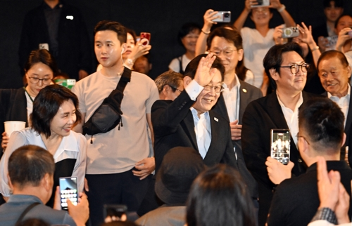 이재명 대통령과 김혜경 여사가 17일 서울 용산CGV ‘독립군:끝나지 않은 전쟁’ 상영관에서 관객들에게 인사하고 있다. 대통령 오른쪽은 배우 조진웅. 이 대통령은 광복 80주년을 기념해 조진웅 배우가 추천한 이 영화를 본다면서 SNS를 통해 신청한 시민들과 동반 관람을 했다.  [대통령실통신사진기자단=연합뉴스]