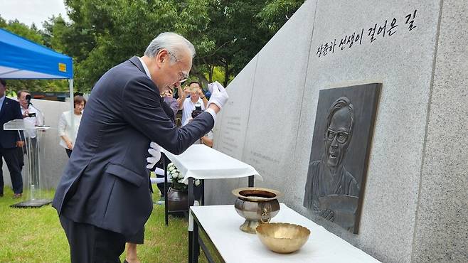 17일 오전 경기 파주 장준하공원에서 열린 ‘장준하 선생 서거 50주기 추도식’에서 장호권 장준하기념사업회장이 장준하 선생의 동판 앞 향로에 향을 피우고 있다. 장종우 기자