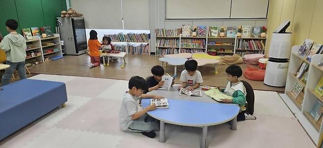 부산 늘봄학교에서 초등학생들이 책을 읽고 있다. 부산시교육청 제공