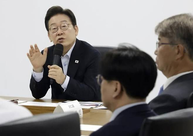 이재명 대통령이 7월25일 경기 시흥시 에스피씨 삼립 시흥 공장에서 열린 산업재해 근절 현장 노사간담회에서 허영인 에스피씨그룹 회장에게 근로자 노동 환경 등에 대해 질문하고 있다. 공동취재사진