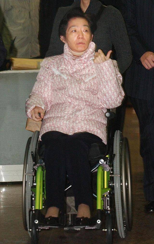 천수이볜 전 대만 총통의 부인 우수전이 2006년 수도 타이베이에서 휠체어를 탄 채 첫 공판에 나오고 있다. 타이베이=AP 연합뉴스