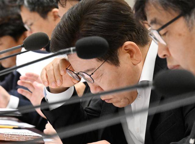 이재명(오른쪽 두 번째) 대통령이 13일 서울 용산 대통령실 청사에서 열린 '나라재정 절약 간담회'에 참석해 자료를 살펴보고 있다. 왕태석 선임기자