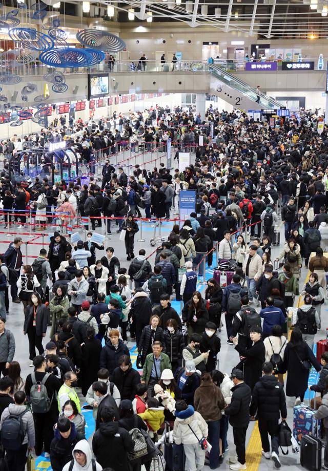 설 연휴를 앞둔 1월 23일 부산 강서구 김해국제공항 국제선 출국장에서 여행객이 출국 수속을 거치고 있다. 뉴시스