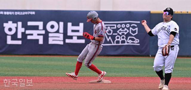 17일 서울 양천구 목동구장에서 제53회 봉황대기 전국고교야구대회 광주BC와 충암고 경기가 열린 가운데 3회초 충암고 공격 허윤이 2루 도루에 성공하고 있다. 정다빈 기자