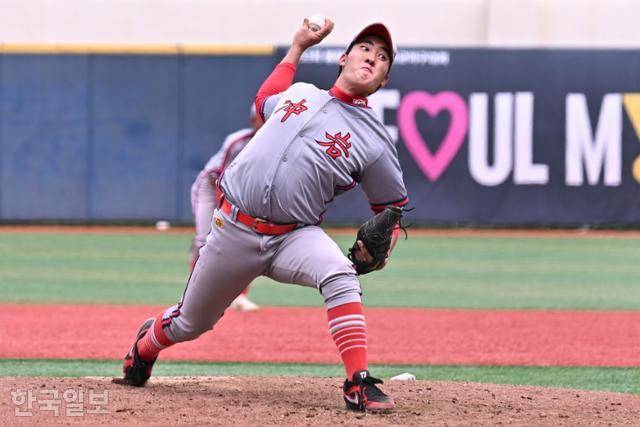 17일 서울 양천구 목동구장에서 제53회 봉황대기 전국고교야구대회 광주BC와 충암고 경기가 열린 가운데 충암고 선발 김진영이 역투하고 있다. 정다빈 기자