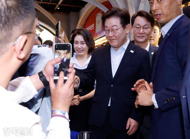 이재명(왼쪽 두 번째) 대통령과 김혜경(왼쪽) 여사가 17일 서울에 위치한 한 영화관에서 영화 '독립군: 끝나지 않은 전쟁' 관람을 마친 뒤 시민들과 인사하고 있다. 왕태석 선임기자