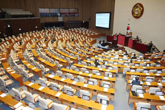 김장겸 국민의힘 의원이 지난 5일 서울 여의도 국회 본회의장에서 방송문화진흥회법 일부개정법률안(대안)에 대한 무제한토론(필리버스터)를 하고 있다. 뉴스1