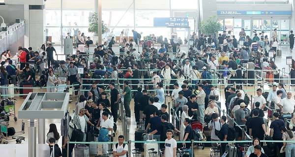 지난 8일 오전, 인천국제공항 1터미널 면세구역이 해외여행을 떠나는 사람들로 북적이고 있다./사진=연합뉴스