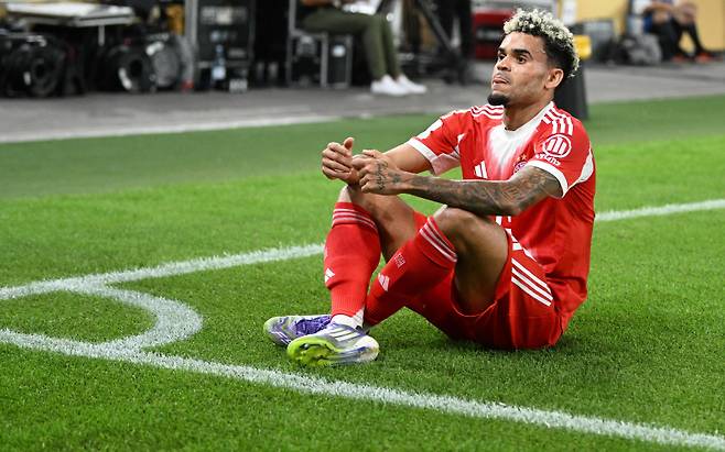 <yonhap photo-1193=""> Bayern Munich's Colombian forward #14 Luis Diaz celebrates his 0-2 during the Franz-Beckenbauer Supercup football match between VfB Stuttgart and FC Bayern Munich in Stuttgart, southern Germany on August 16, 2025. Originally established in 1987 by the German Football Association (DFB) as the as the DFB-Supercup, The Franz Beckenbauer Supercup, is a single football match between the Bundesliga champion and the DFB-Pokal winner, organized by the German Football League (DFL). (Photo by THOMAS KIENZLE / AFP) / DFL REGULATIONS PROHIBIT ANY USE OF PHOTOGRAPHS AS IMAGE SEQUENCES AND/OR QUASI-VIDEO/2025-08-17 05:17:17/ <저작권자 ⓒ 1980-2025 ㈜연합뉴스. 무단 전재 재배포 금지, AI 학습 및 활용 금지></yonhap>