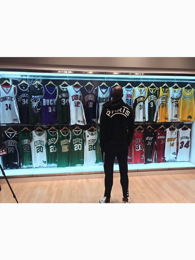 17일 사진의 SNS에 선수 시절 입고 활약한 유니폼을 게시하며 자신의 커리어를 돌아본 앨런. 사진=앨런 SNS