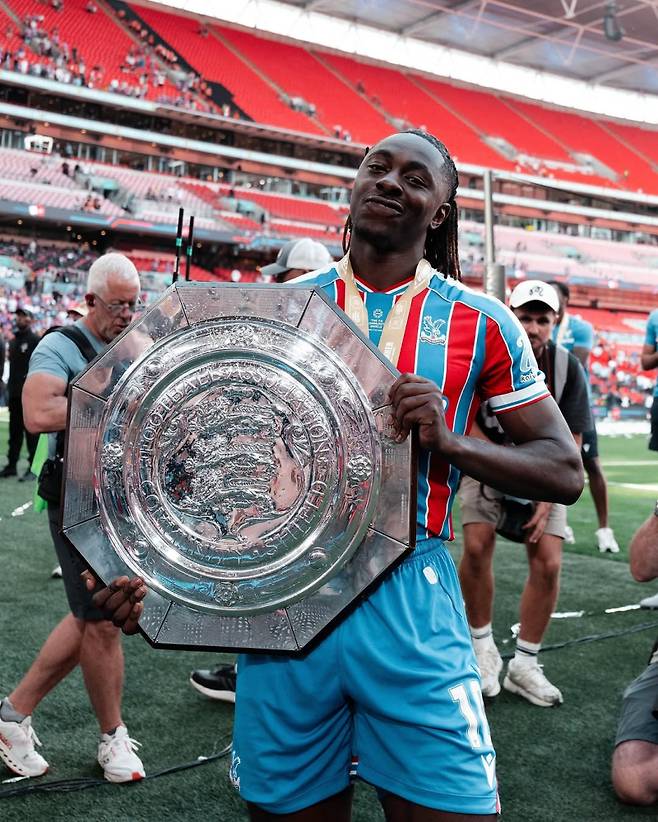 지난 11일 리버풀과의 2025~26 커뮤니티 실드서 승부차기 끝에 우승한 뒤 트로피를 들어 올리는 에제의 모습. 사진=에제 SNS