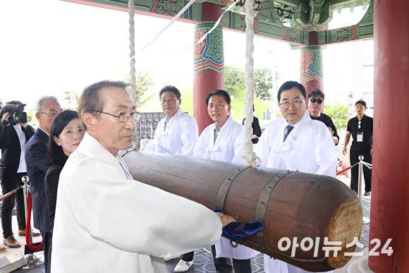 15일 주낙영 경주시장을 비롯한 내빈들이 광복 80주년 8·15 광복절 기념 타종식에서 신라대종을 힘차게 울리고 있다. [사진=경주시청]