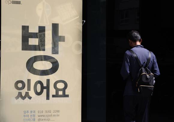 1일 서울 서초구 한 코리빙하우스 앞에 안내판이 설치돼 있다.코리빙은 공유(co-)'와 '거주(living)'를 합친 말로, 여러 명이 하나의 주거 공간을 공유하면서 독립된 생활과 공동체 생활을 병행하는 새로운 형태의 주거 방식을 말한다. 2025.7.1 [사진=연합뉴스]