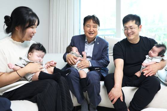 김영환 충북지사(가운데)가 지난 6월 16일 충북 청주 오송읍에서 세쌍둥이를 포함해 다섯 남매를 키우고 있는 백승열 ·김지혜씨 부부를 만나 출산 육아 정책에 대한 적극적인 지원과 노력을 약속했다. 사진 충북도