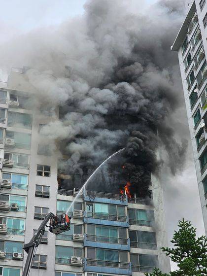 17일 오전 8시30분쯤 소방이 서울 마포구 창전동 아파트에서 난 화재를 진압하고 있다. 사진 주민 김봉균(62)씨