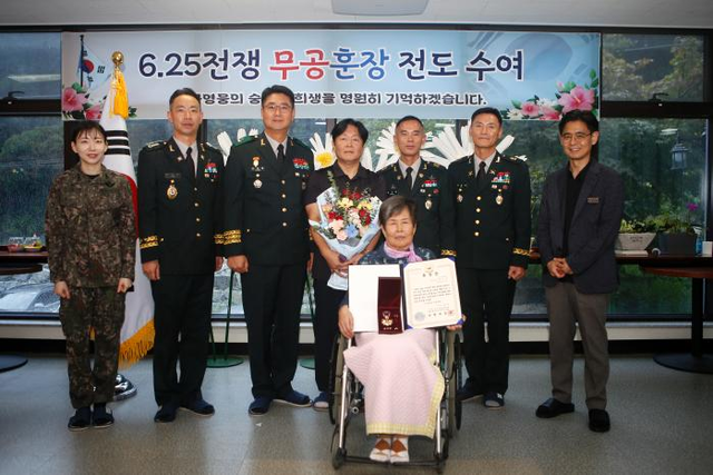 ▲ 육군 2군단은 지난 13일 고 박노길 소령의 배우자 방희용 여사에 은성화랑무공훈장을 전수했다. 2군단 제공