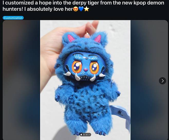 중국 완구 기업 팝마트의 캐릭터 인형 '라라부'에 케데헌 호랑이 캐릭터 '더피' 의상을 입힌 모습. /사진=해외 커뮤니티 레딧