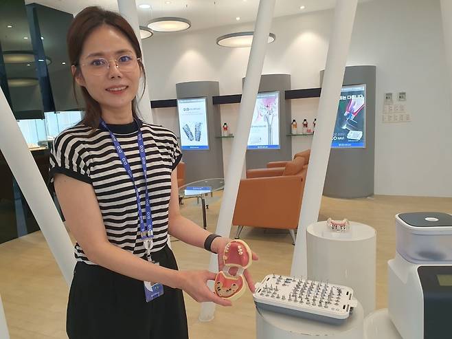 김다혜 대리가 주요 제품들을 소개하고 있다. 부산=윤현주 기자