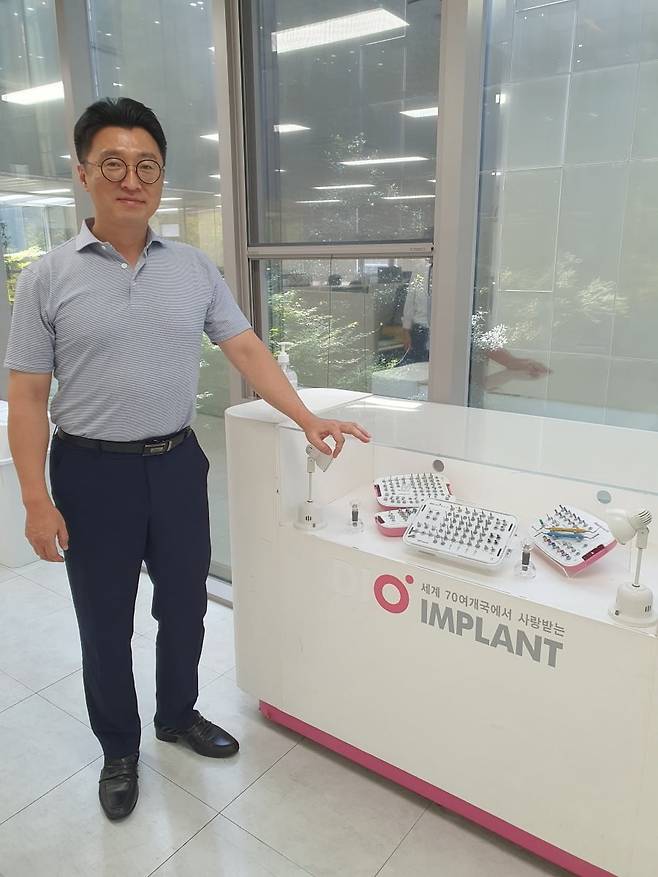 김성훈 부장이 수술 키트 관련 제품들을 설명하고 있다. 부산=윤현주 기자