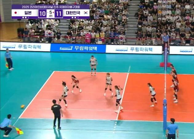 지난 16일 열린 여자배구 한일전 5세트 승부처에서 한국의 서브 공격이 '인(in)' 판정을 받았다. / 출처=온라인 커뮤니티 화면 갈무리