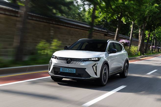 르노 순수 전기 SUV ‘세닉 일렉트릭’의 주행 이미지. 르노코리아 제공