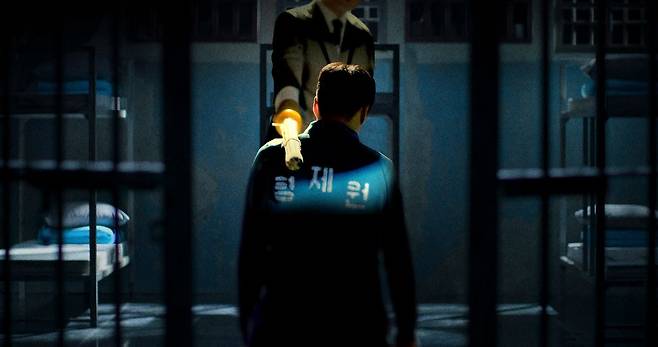 넷플릭스 오리지널 다큐멘터리 <나는 생존자다>가 부산 형제복지원에서 있었던 폭력 행위를 재연한 장면. 넷플릭스 제공