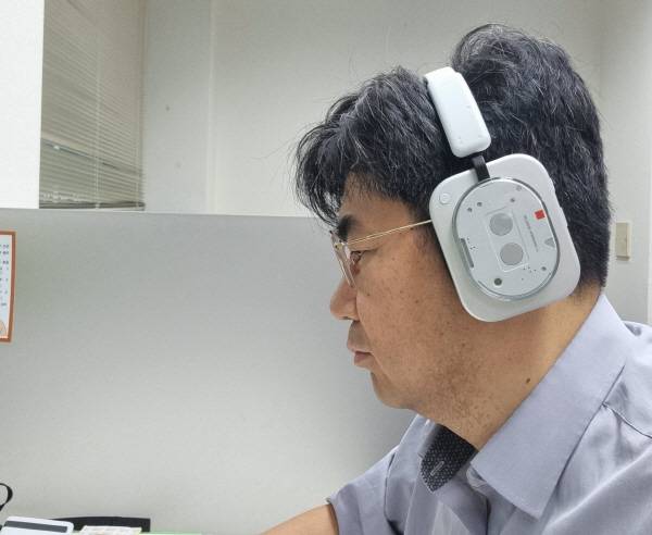 낫싱의 헤드폰(1)을 착용하고 업무를 보는 모습. 정옥재 기자